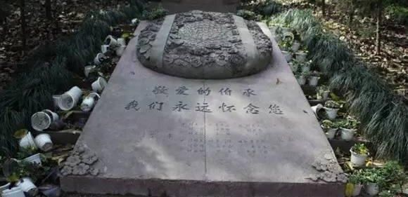 刘伯承元帅墓为什不在八宝山，而在将军岭第一个129台阶处？