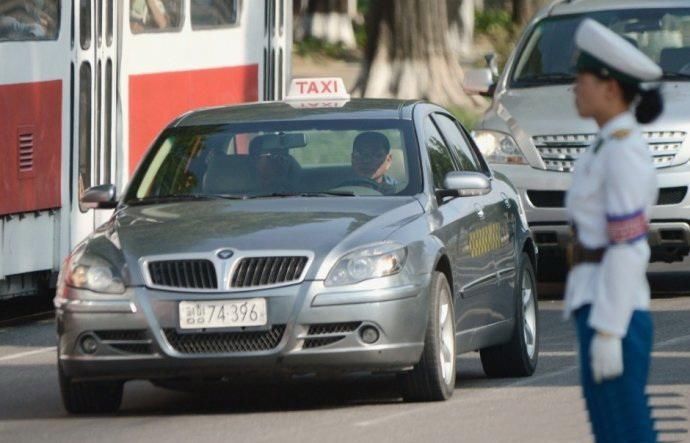 朝鲜街头看出租车，发现他们喜欢中国车，车上没计价器