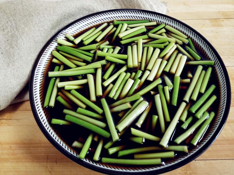 吃了20年蒜薹,这种吃法还是第一次,美味更下饭