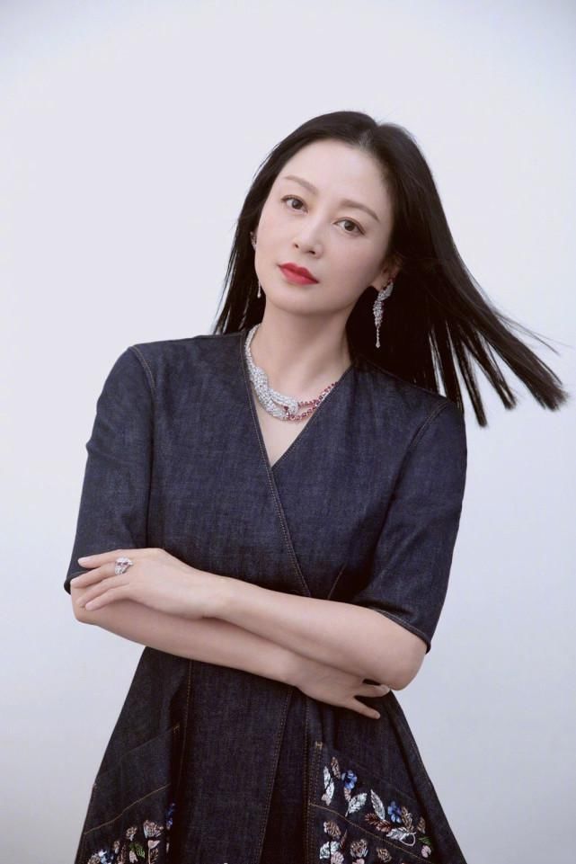 51岁陈红气质惊艳,黑皮衣显优越身材,镂空勾花配百褶裙真精致