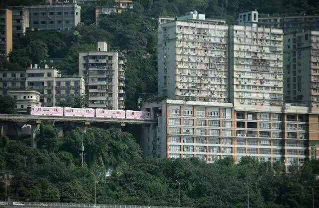 山城重庆那些天马行空设计的道路，外地人来了可能会愣住