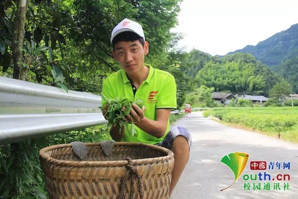 重庆大学生走进恩施土苗山寨 感受别样人文风