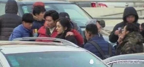 情定五一! 窦骁向古力娜扎正式求婚。娜扎回应