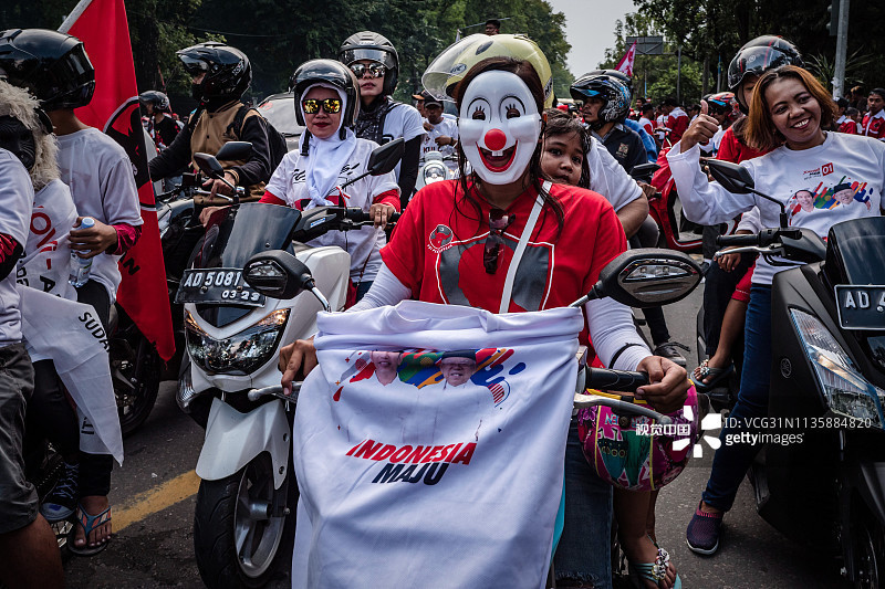 印尼总统维多多举行竞选集会 民众扮小丑参加