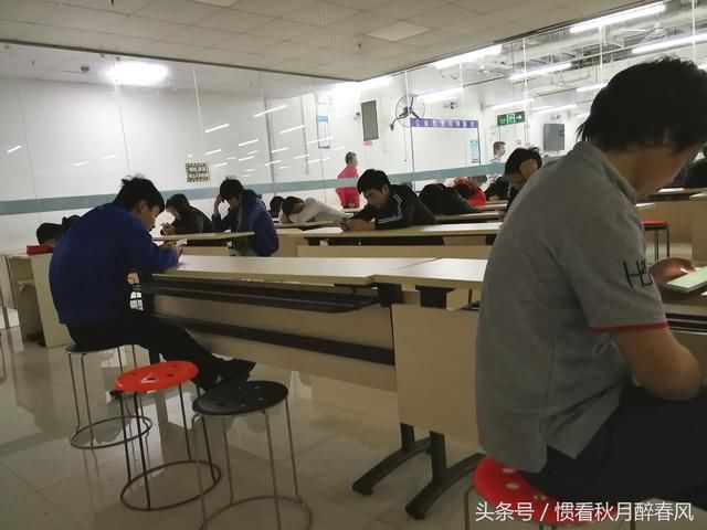 实拍 :广东某人才市场，今天是大年初六，找工作的人已经明显增多