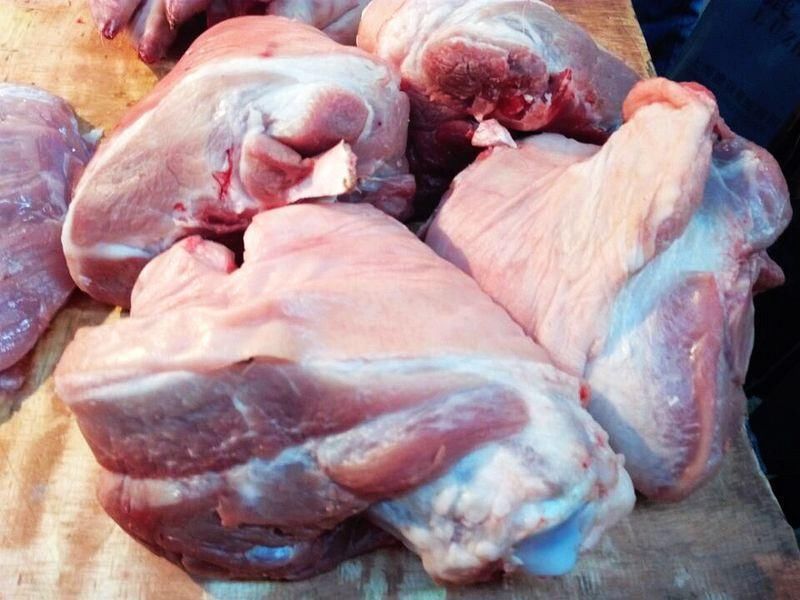 谁说新疆人过年不吃猪肉，就是越过年越便宜，24元一公斤随便挑
