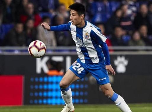 武磊凌空扫射倒地,西班牙人真核前去拉起来他