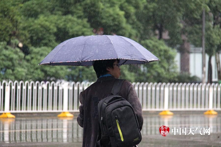 武汉风雨交加凉意足 市民五月穿春装