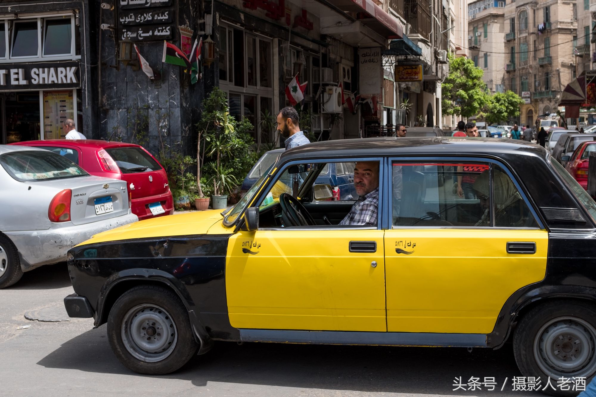 埃及街头汽车实拍:五十年前的车还在路上跑，破成这样还当客车