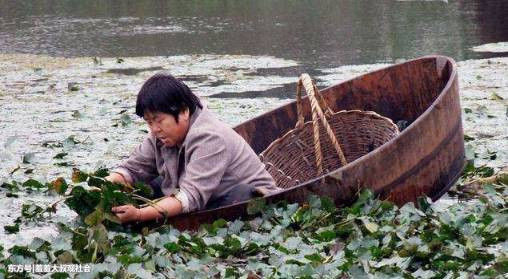 去男友家住客，看到公公拿着鱼，我提起包就走，和男友说分手!