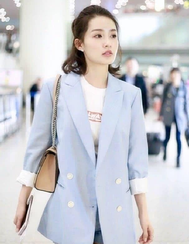 李沁西装遮腿配二分裤,淡蓝配白色,真是精致 澳门凯旋门开户注册