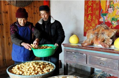 回婆婆家过年，吃饭时我刚拿起筷子，老公妹妹给我两耳光叫我走