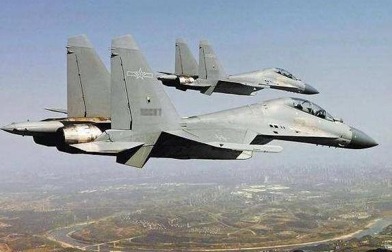 歼16战机上演大象漫步,总载弹量或超百吨,够