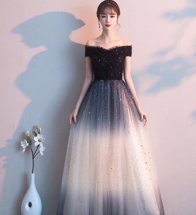 在年会这一天,礼服不需要考虑其他,只要美就行