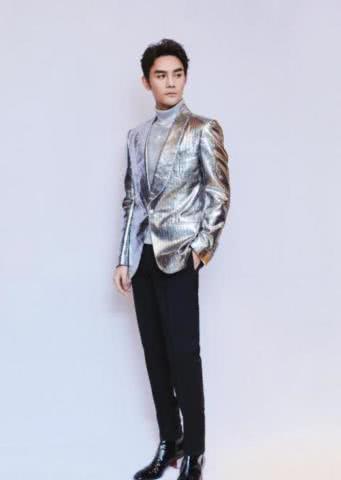 王凯白色短外套搭配小脚牛仔裤,粉丝日常开赞