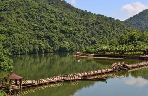 福建正在修建一条快铁，途经6个市县，预计今年年底建成通车