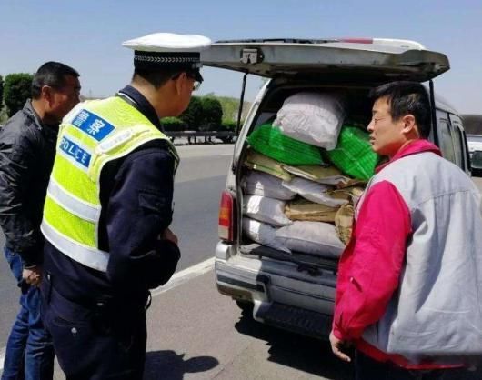 交警开面包车