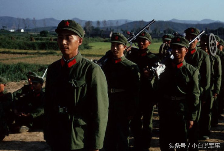 镜头下:1975年穿六五式军装的年轻人,可用一个