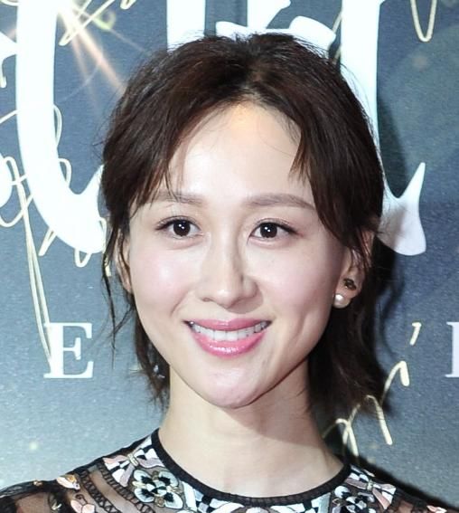 吴昕镶珍珠在脸上张雪迎着透视裙,而其他参加