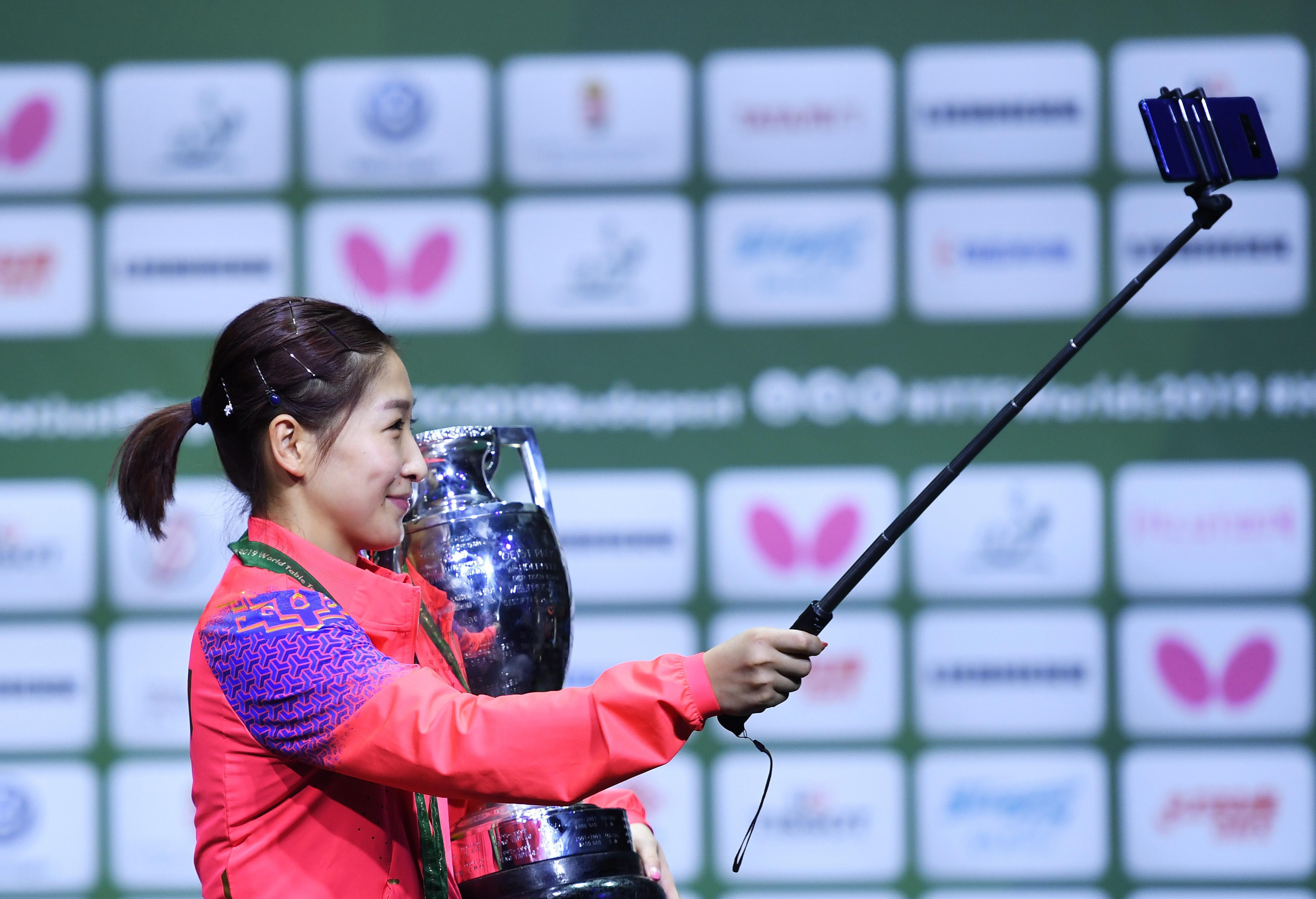 平野美宇来祝贺,刘诗雯获世乒赛两项冠军,能拿
