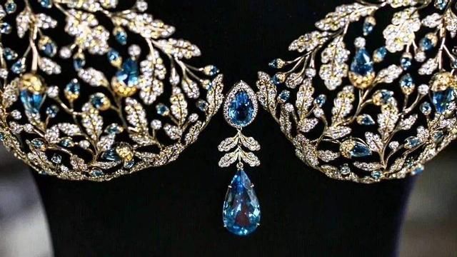 维密价值200万美元Fantasy Bra出场,蓝宝石闪
