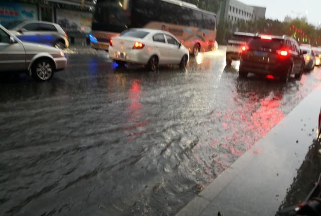 东营突迎今年首场暴雨 网友呼喊：回家需要来条船