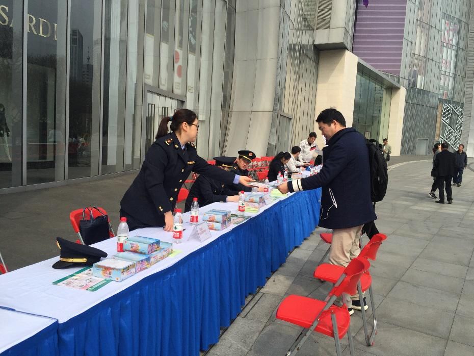 鼓楼区市场监督局联合南京金茂汇举行315消