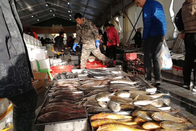 海鲜价廉物美 青岛人回家过年标配年货 海鲜市场买海鲜像搬家