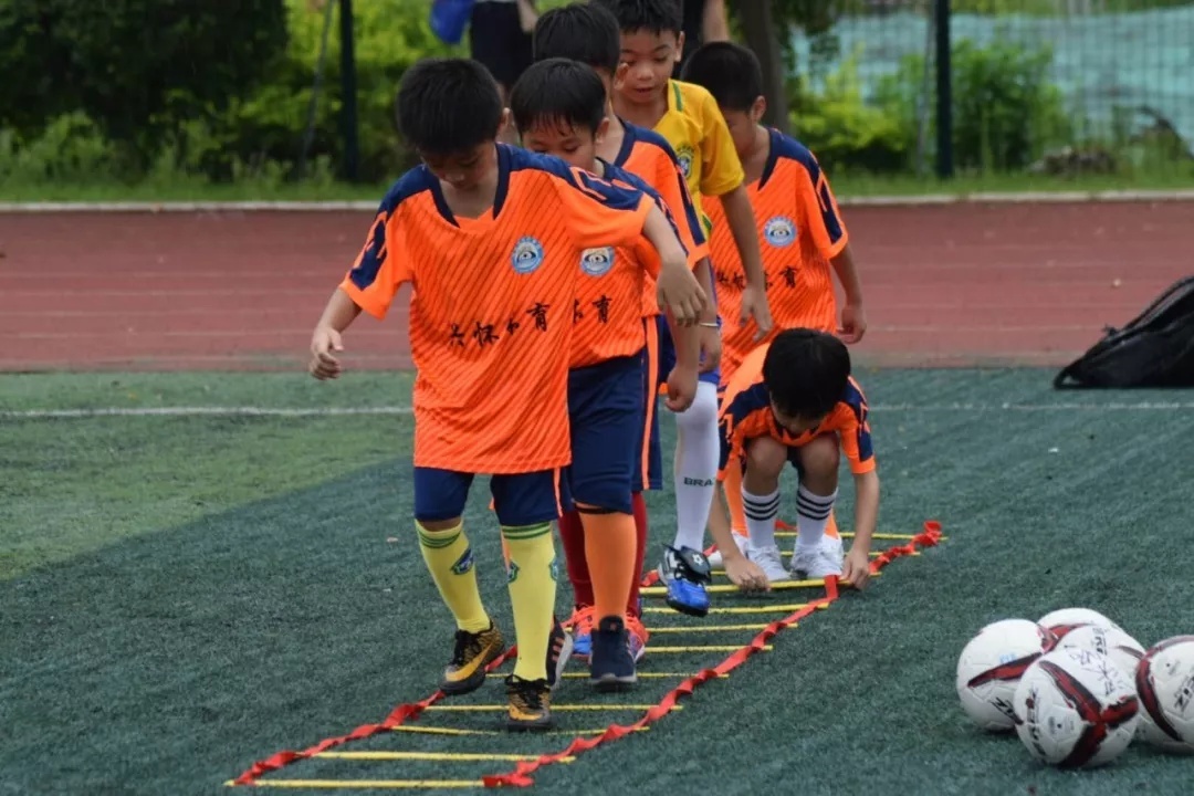 怀集足协“2018少儿足球公益培训”活动结束，120多名孩子收获“阳光·足球·快乐”