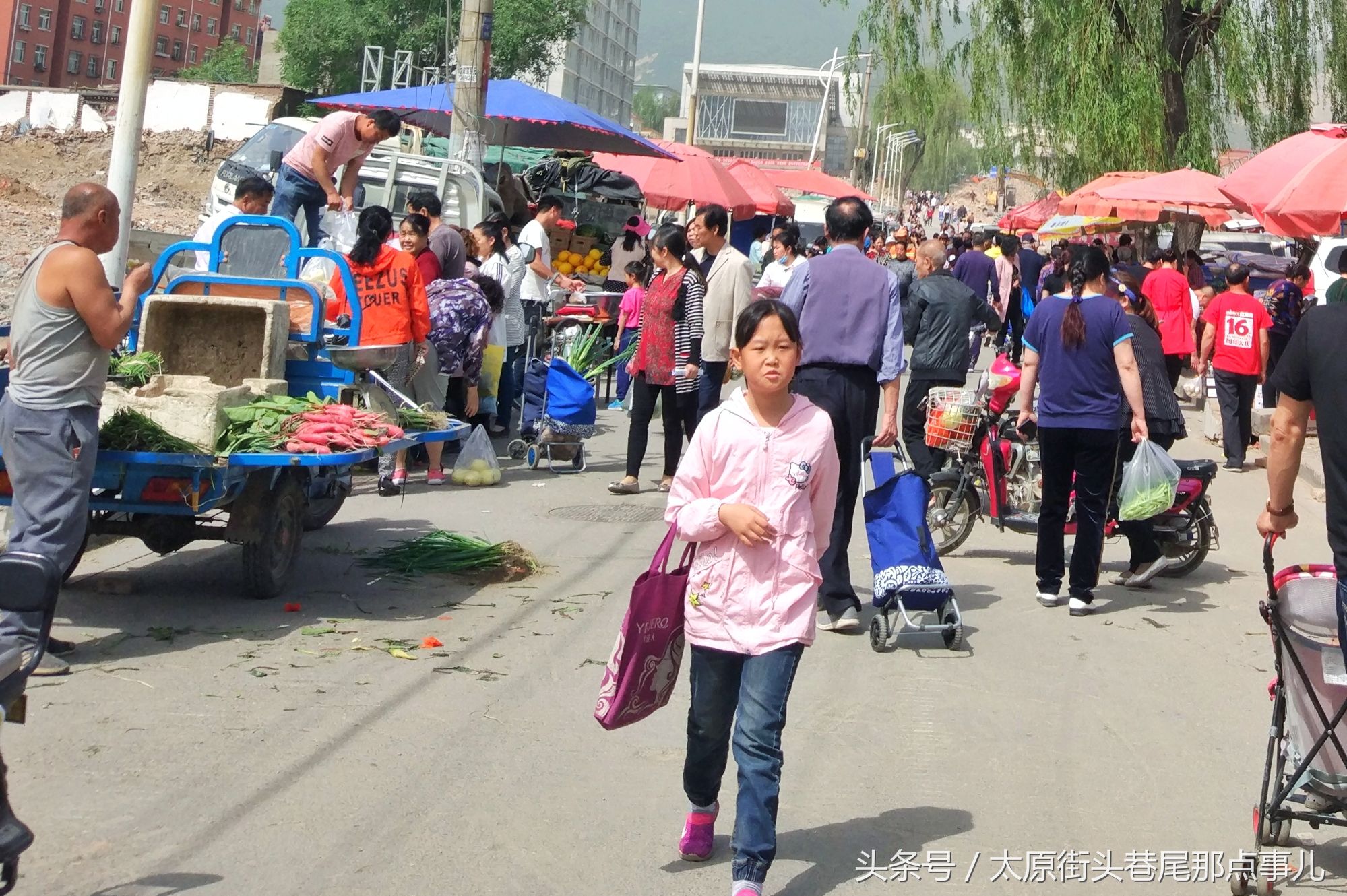 实拍拆迁后的太原农村大集，地摊人的未来将何去何从?