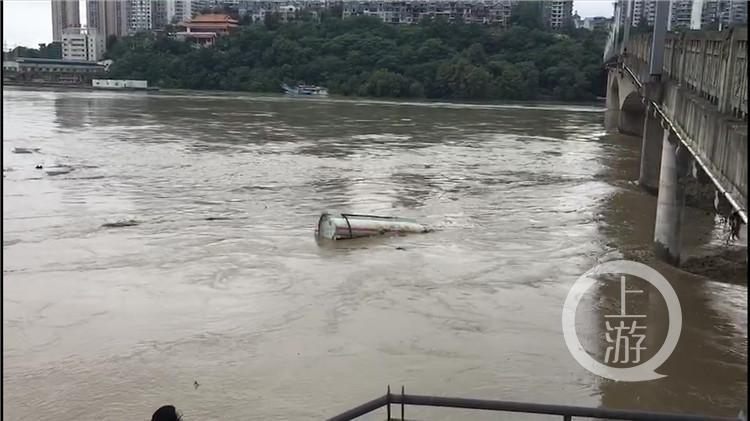 重庆一油罐车被洪水卷入涪江 擦桥而过距离仅