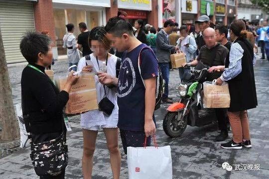 记者采访被男子打断威胁，工商立案调查雇托排队的“鲍师傅”，北