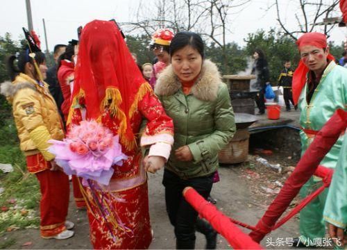 农村嫂子来我家住，只送我一包不值钱的咸菜，打开后我却傻眼了