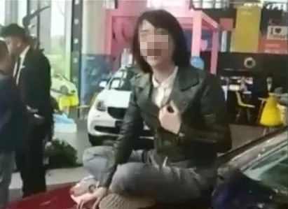 疑云丨维权奔驰女车主欠575万?其男友回应!