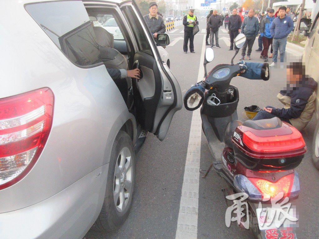 随手开车门又闯祸 镇海3辆接孩子的车上演 连