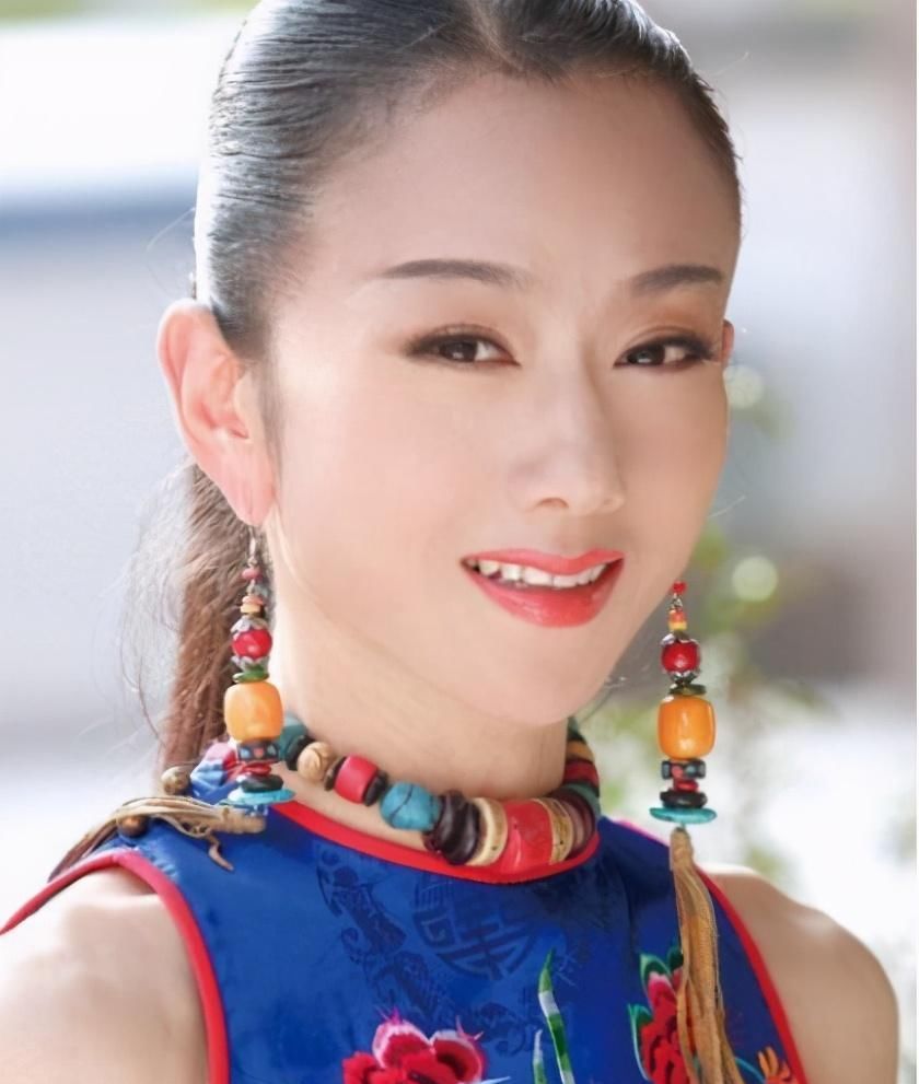 她为舞蹈不吃米饭不生孩子，指甲护理一年18万！62岁活成这样
