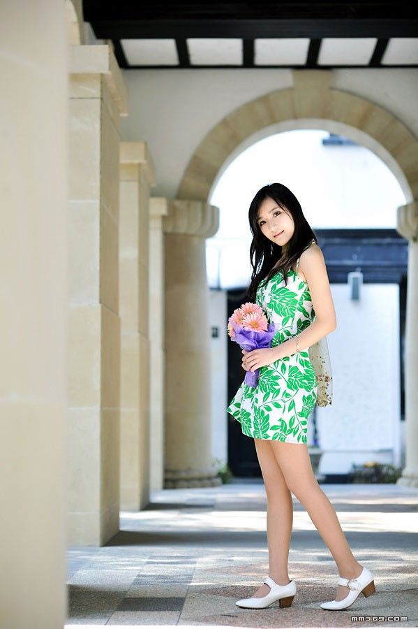 旅途中遇到的手捧花朵的女孩