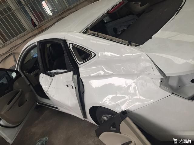 万般无奈:一千公里新车被墙砸了个底掉,还能说
