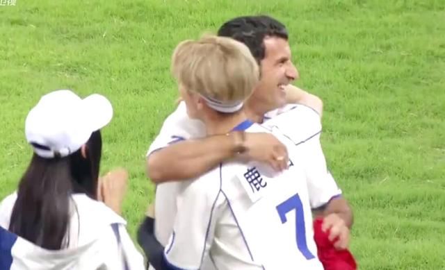 跑男最新路透:杨幂坐姿豪迈,踢球帅气,化身段子