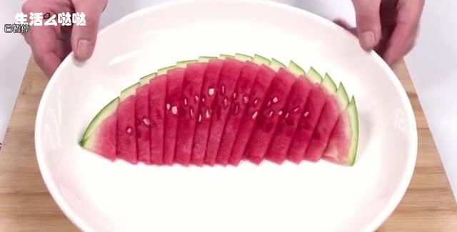 西瓜学会这样切,招待朋友贼有面子,不脏手不流汁,人人都夸好