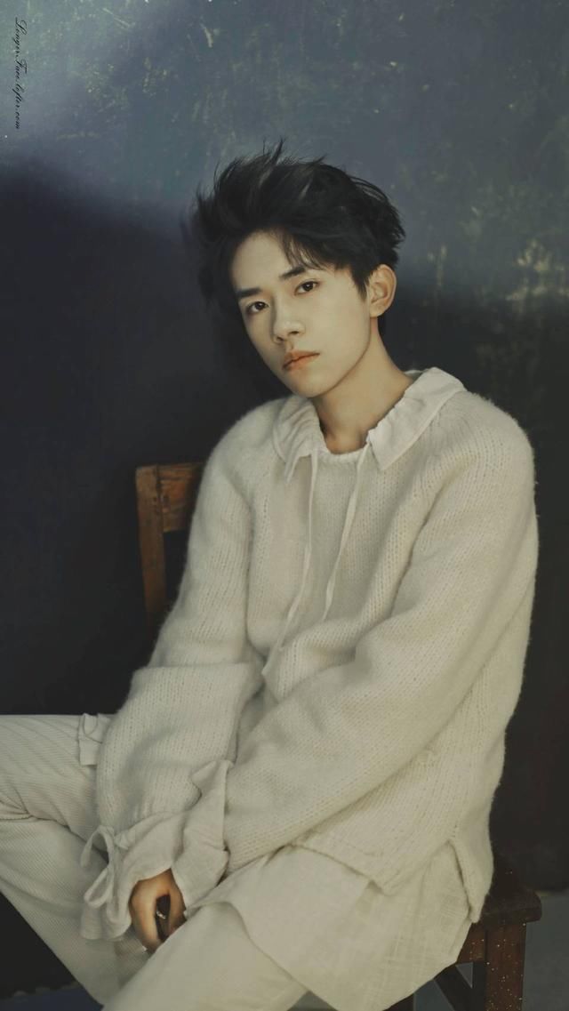 易烊千玺拍杂志多人围观,他的表现让人惊讶!