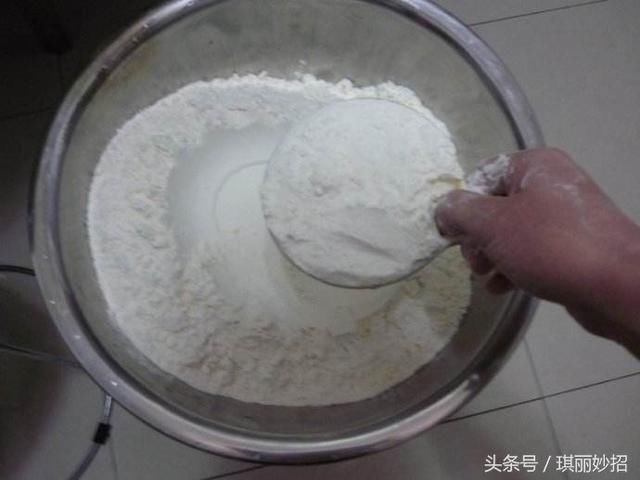 别再用酵母发面了!面里加点它,10分钟发面,馒头蓬松又好吃!