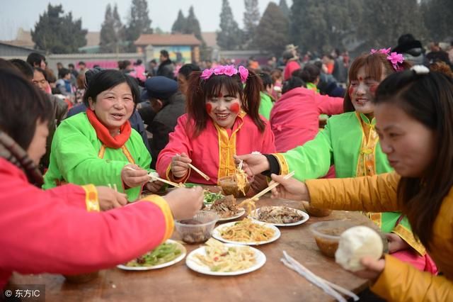 女员工入职3天就给同事发结婚请帖,上面写了1句话,大家愣住了