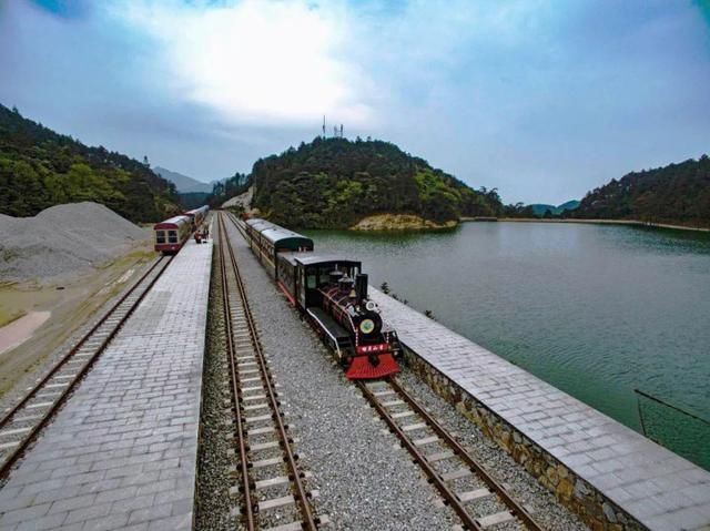 所有长沙人,中国大山游了个遍,你可见过山顶上跑火车?