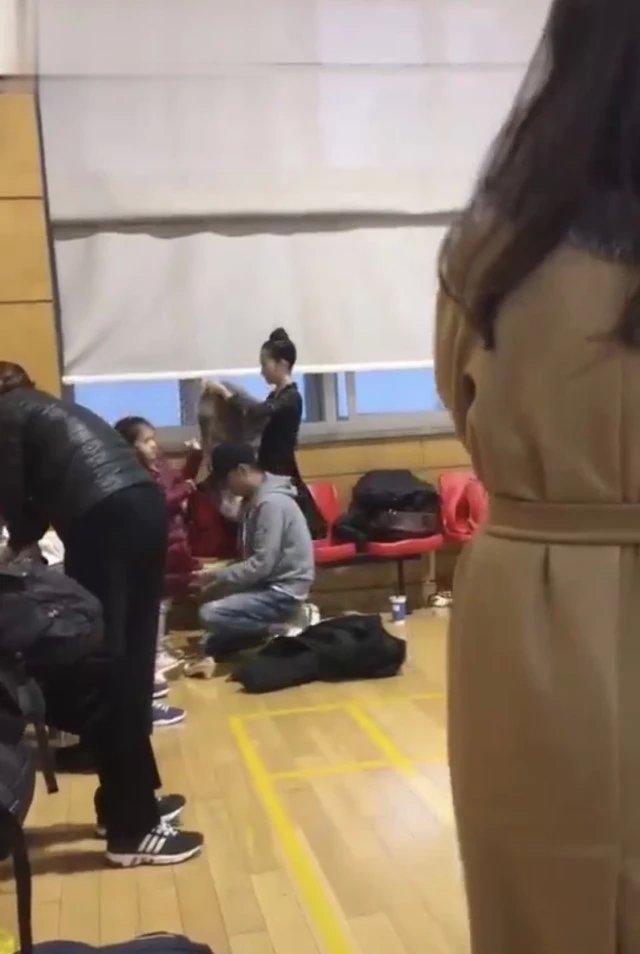 文章独自带女儿练舞