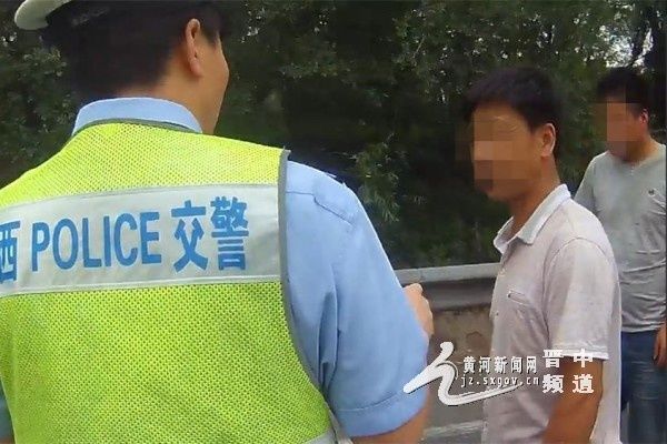 交警面前淡定大变活人,拙劣闹剧为哪般?