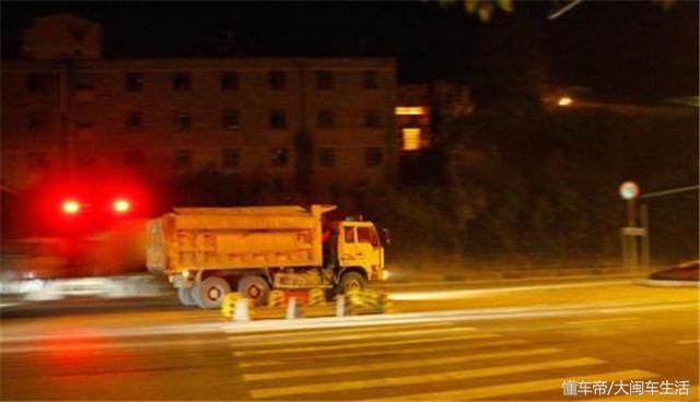 为什么渣土车晚上横冲直撞闯红灯的现象很普遍?司机的答案很直接