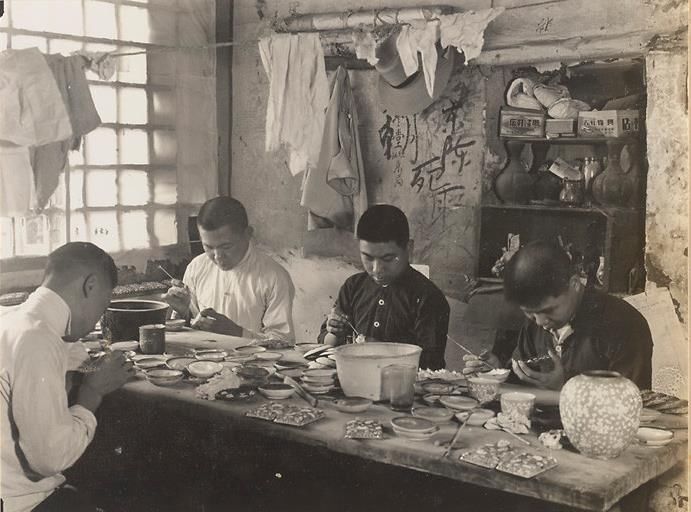 老照片:旧社会制作景泰蓝的工匠,现在基本看不