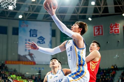 近视800度!他得分却力压易建联郭艾伦 不戴眼