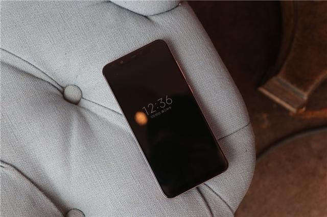 手机吃鸡测评,小米8稳赢,荣耀Play掉帧明显!